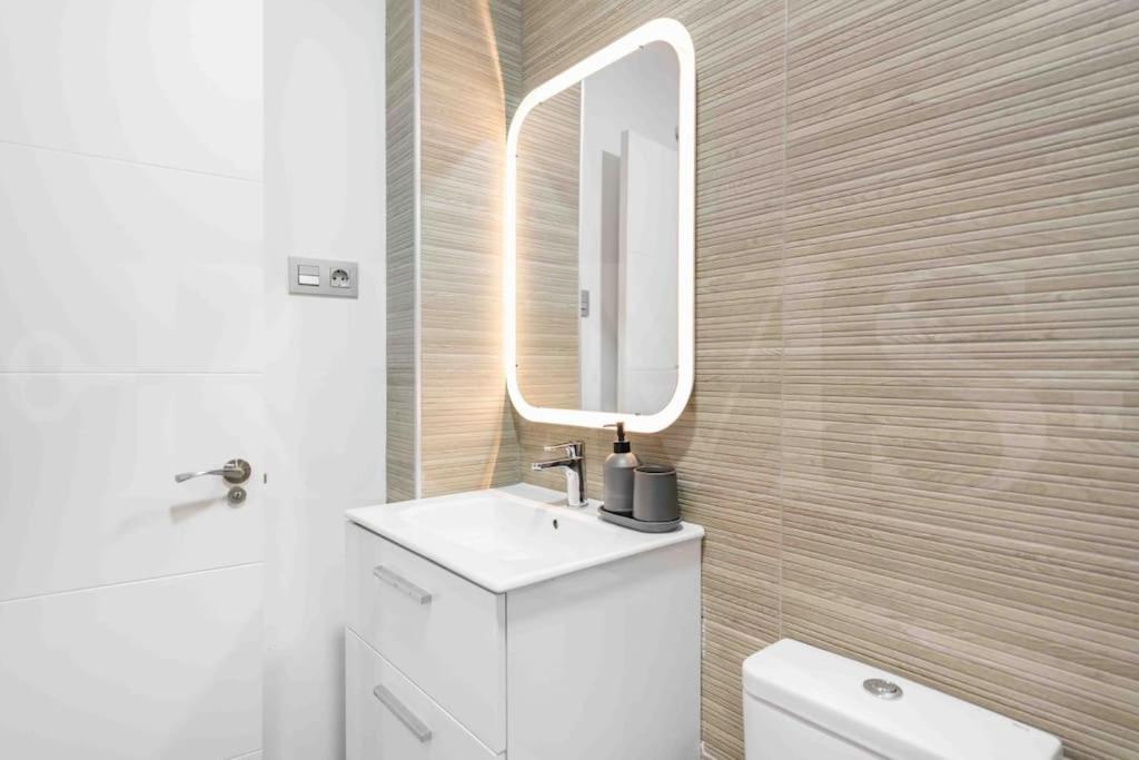 Fresh & Stylish Apartment With Parking By Rems Малага Екстериор снимка