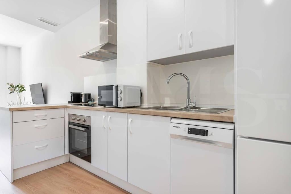 Fresh & Stylish Apartment With Parking By Rems Малага Екстериор снимка
