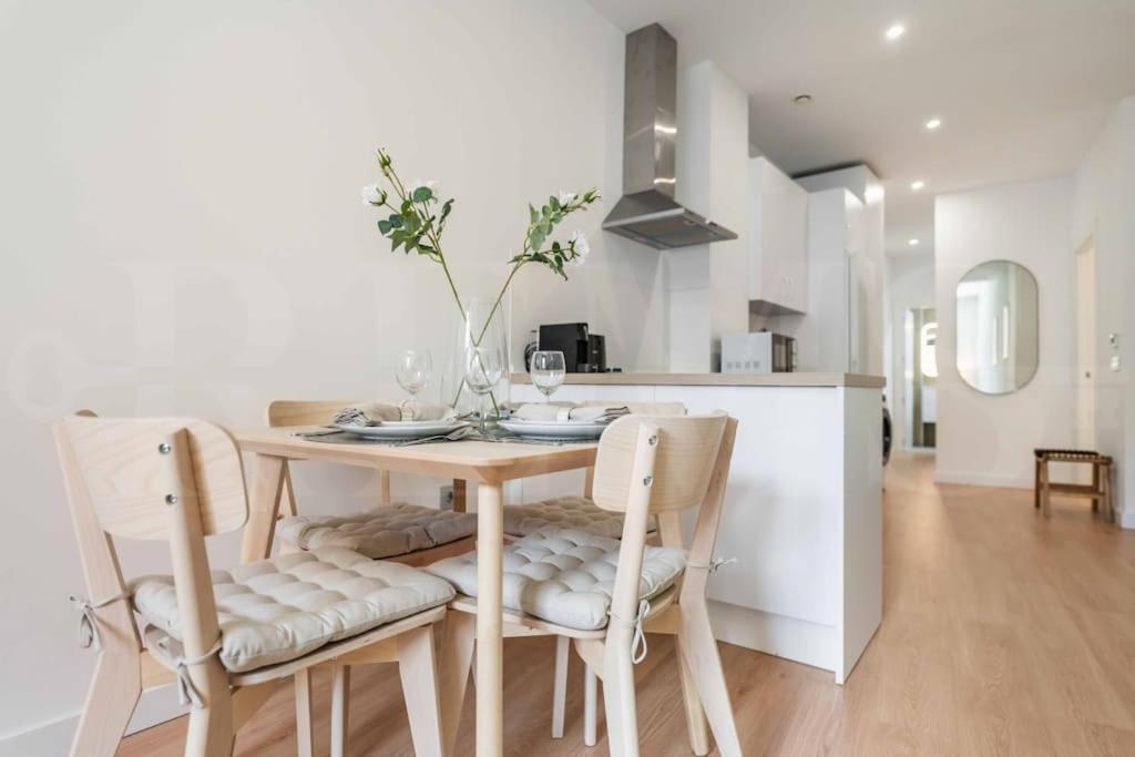 Fresh & Stylish Apartment With Parking By Rems Малага Екстериор снимка